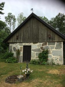 LönsbodaStenlängan Lodge的顶部有十字架的谷仓