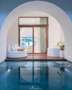 查汶SALA Samui Chaweng Beach Resort的客厅配有白色沙发和游泳池