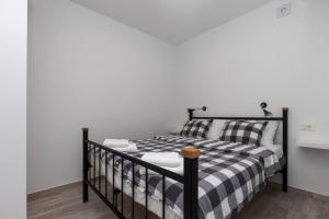 默克斯卡Apartments Siblings的一间卧室配有一张带黑色婴儿床的床