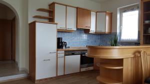 马里亚霍夫Ferienwohnung Kathrin的厨房配有白色橱柜和台面