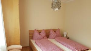 马里亚霍夫Ferienwohnung Kathrin的一间卧室配有两张带粉红色枕头的床。