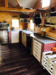 ChotilskoSummer lake的大型厨房设有木墙和木地板