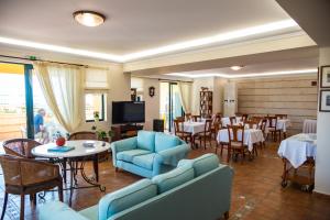 蒂锡利维安得里奥拉斯豪华套房酒店的餐厅设有蓝色的沙发和桌椅