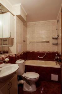 索佐波尔奥切德酒店的浴室配有卫生间、浴缸和水槽。