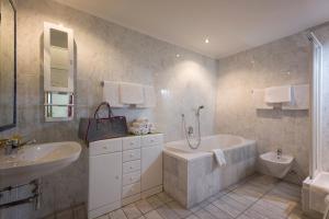 埃尔毛汤索吉尔公寓式酒店的带浴缸和盥洗盆的浴室