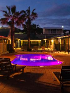 德纳姆海湾度假屋的庭院中带紫色灯的游泳池
