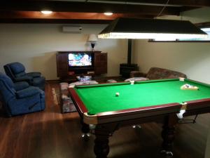 高勒The Palms的客厅设有台球桌和电视。