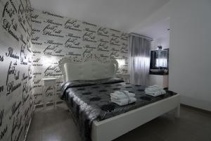 马萨夫拉纳考尔住宿加早餐旅馆的卧室设有墙上书写的墙壁