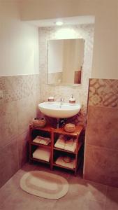 滨海波利尼亚诺La Maison A La Mer的一间带水槽和镜子的浴室
