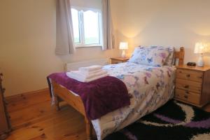 THISTLEDOWN - Ballina - Crossmolina - County Mayo - Sleeps 8 - Sister property to Inglewood客房内的一张或多张床位