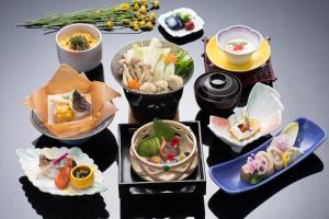 ShimokōSenjoen的盘子上带不同食物的桌子
