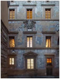 佛罗伦萨巴伐利亚酒店的一座建筑,有许多窗户,上面有灯光