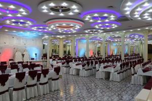 沃罗涅什Hotel Zamok Korolya的一个带白色桌椅的大型宴会厅