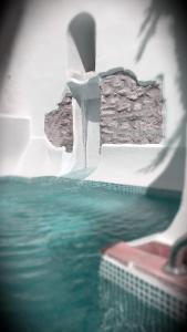 隆达蒙特利里欧酒店的享有冰山水池的景色