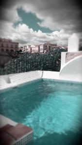 隆达蒙特利里欧酒店的市景游泳池