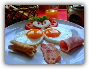 Jevíčko阿尔斯特酒店的桌上放鸡蛋和其他食物的盘子