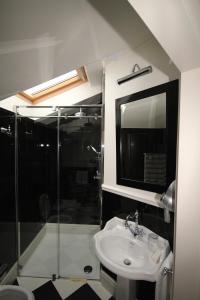 庞特内阿尔比拉坎达阿拉斯塔兹翁酒店的一间带水槽和玻璃淋浴的浴室