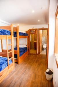 阿劳西Community Hostel Alausi的带双层床的客房和浴室