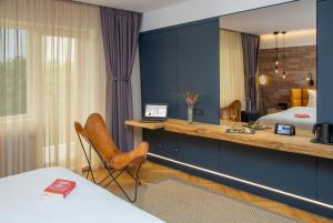 布加勒斯特卡罗酒店的酒店客房配有书桌和床。
