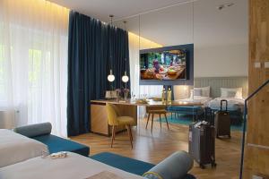 布加勒斯特卡罗酒店的酒店客房 - 带一张床和用餐室