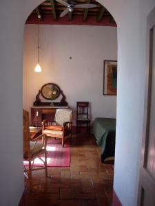 阿尔科斯-德拉弗龙特拉拉卡萨格兰德酒店的配有一张床和一张桌子及椅子的房间