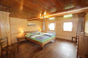 代堡Les Mourriaux的小木屋内一间卧室,配有一张床