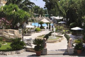 卡塞塔凡维特里大酒店的一个带喷泉和游泳池的度假胜地