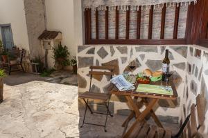 圣卢西亚Casa Rural La Casa Baja的一张桌子,上面放着一瓶葡萄酒和酒杯