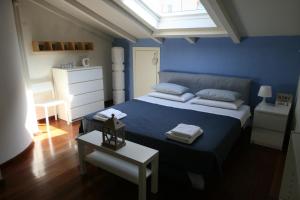 斯培西亚La Pietra del Golfo的蓝色卧室,配有带毛巾的床