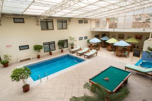 卡哈马卡卡哈马卡温德姆科斯塔朗晴酒店的大楼内带乒乓球桌的室内游泳池
