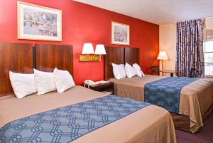 休斯顿NRG公园附近-医疗中心伊克诺旅馆的酒店客房,设有两张床和红色的墙壁