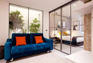 毕尔巴鄂Bilbao Centric Apartments的卧室内的蓝色沙发