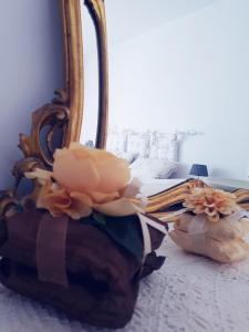 贝卢诺Appartamenti Mori的一张带镜子和鲜花的床