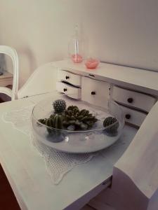 贝卢诺Appartamenti Mori的一张白桌子,上面有一碗吸蜜剂