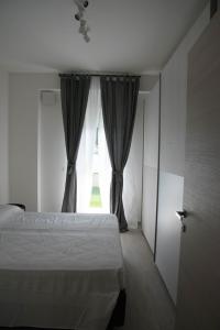 圣贝内代托-德尔特龙托Casa sprint的一间卧室设有一张床和一个窗口