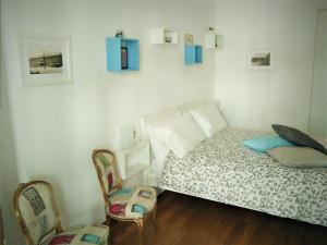 都灵I Reali Bed & Breakfast的一间卧室配有一张床和两把椅子