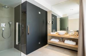 帕拉弗鲁赫尔Hotel Casa Peya - Adults Only的带淋浴和盥洗盆的浴室
