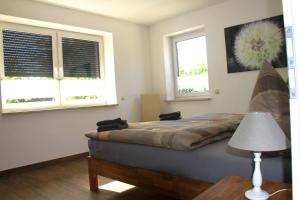 PriepertHaus Hanni的一间卧室设有一张床和两个窗户。