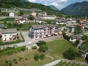 StrignoHotel Spera的享有村庄的空中景色,设有房屋和道路