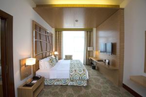 迪拜珍珠河贝斯特韦斯特PLUS酒店的酒店客房,配有床和电视