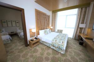 迪拜珍珠河贝斯特韦斯特PLUS酒店的酒店客房设有一张床和一个大窗户