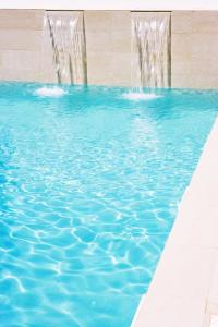 切塞纳蒂科蒂芙尼度假酒店的一个带喷泉的游泳池