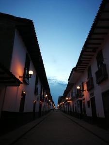 查查波亚斯Hotel Meflo Chachapoyas的黄昏时分,一条空洞的小巷,上面有建筑物和路灯
