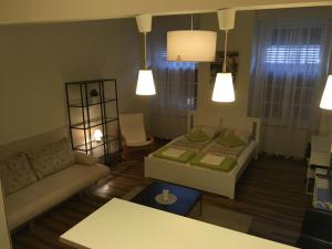 布达佩斯Arany Janos Apartman的客厅配有沙发和桌子