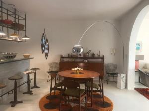 马丁纳弗兰卡CasaMia的一间带木桌和椅子的用餐室