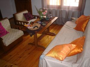 卡瓦拉Traditional House Paschalis的客厅配有两张沙发和一张桌子