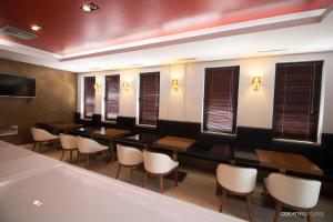戈里察火烈鸟酒店的餐厅设有桌椅和窗户。