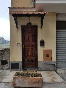 卡斯泰尔莫拉Casa "Rocca di Mola"的房子边的木门