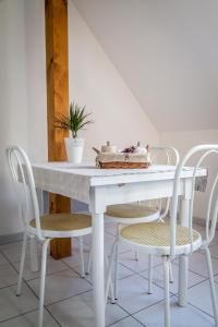 Orschwihr弗格勒尔住宿加早餐旅馆的一张桌子、两把椅子和一张白色桌子