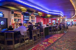 拉斯维加斯Plaza Hotel & Casino的一群人坐在赌场酒吧里